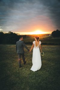 Photographe mariage à Laon couple de mariés au coucher du soleil séance photo romantique