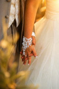 Photographe mariage Laon mains enlacées alliance détail romantique lumière dorée Styl’art photo