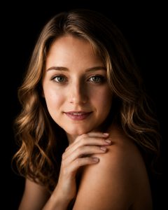 Photographe portrait Laon soft glamour femme fond noir portrait artistique Styl’art photo