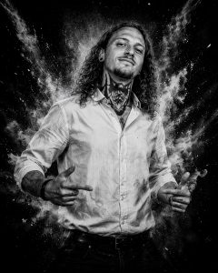 Photographe portrait artistique homme à Laon – portrait noir et blanc créatif en studio par Styl’art photo