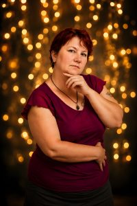 Portrait de femme à Laon en lumière dorée et ambiance élégante