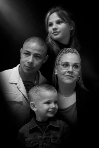 Portrait familial artistique en noir et blanc à Laon